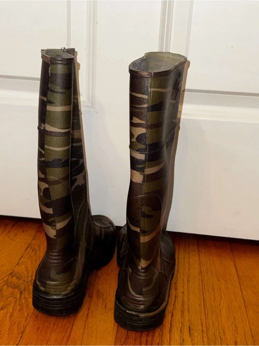 Boy’s Camo Rain Boots Size 5 - EUC